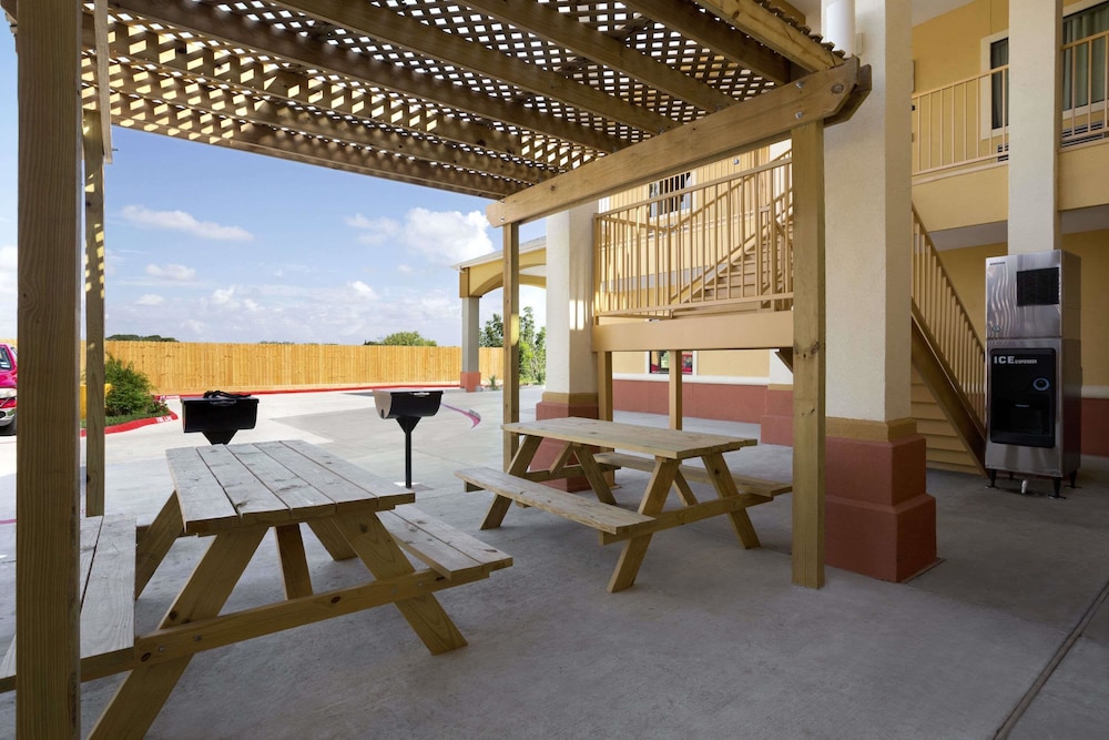 Days Inn & Suites by Wyndham Gonzales TX - photo 14