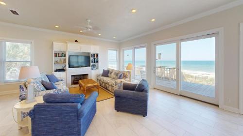 A Place of Grace Sunset Beach Beachfront Pet Friendly Community pool — Eastpoint — photo 3
