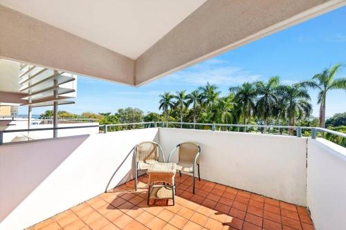 Towering Palms A Seaside Balcony with Resort Pool — Darwin — photo 4