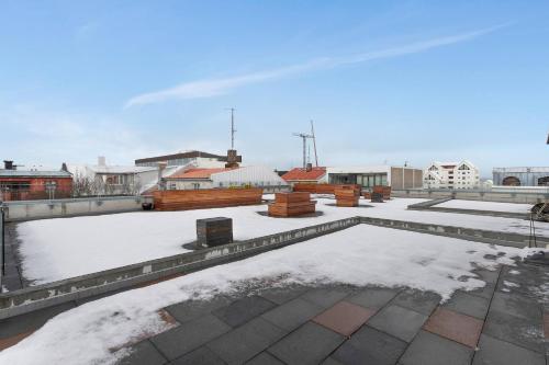 Rooftop Balcony AMZ view LRG 2 BR Free Parking