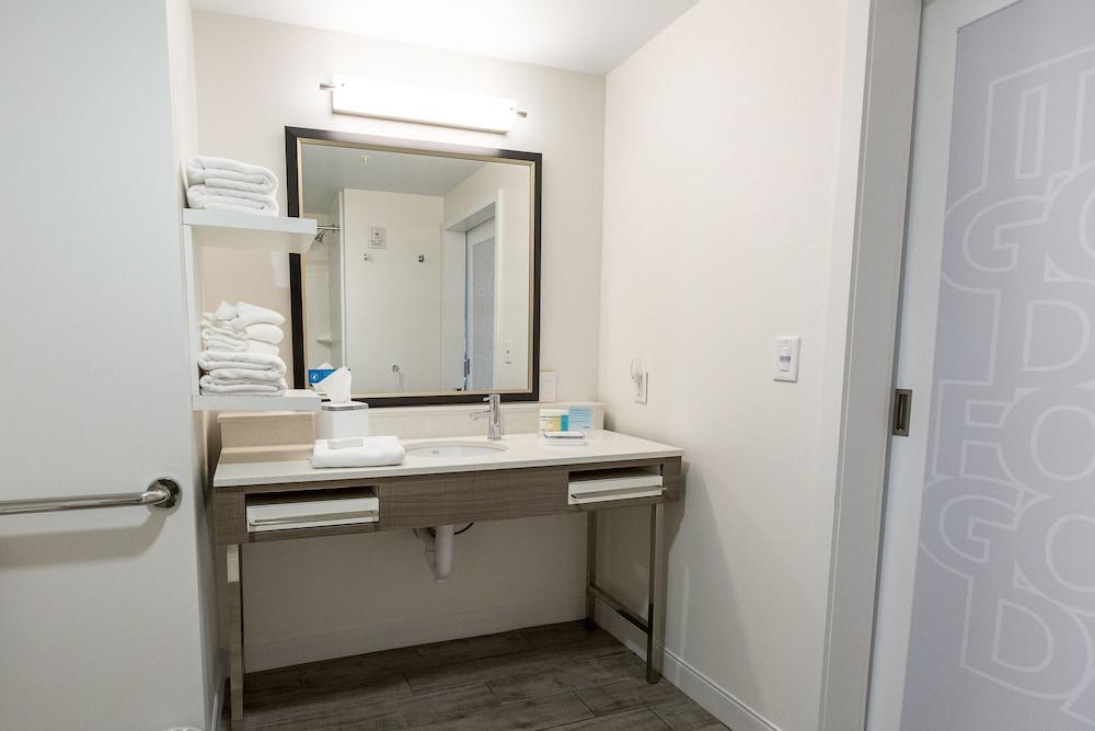 Hampton Inn & Suites Syracuse North Airport Area - photo 39