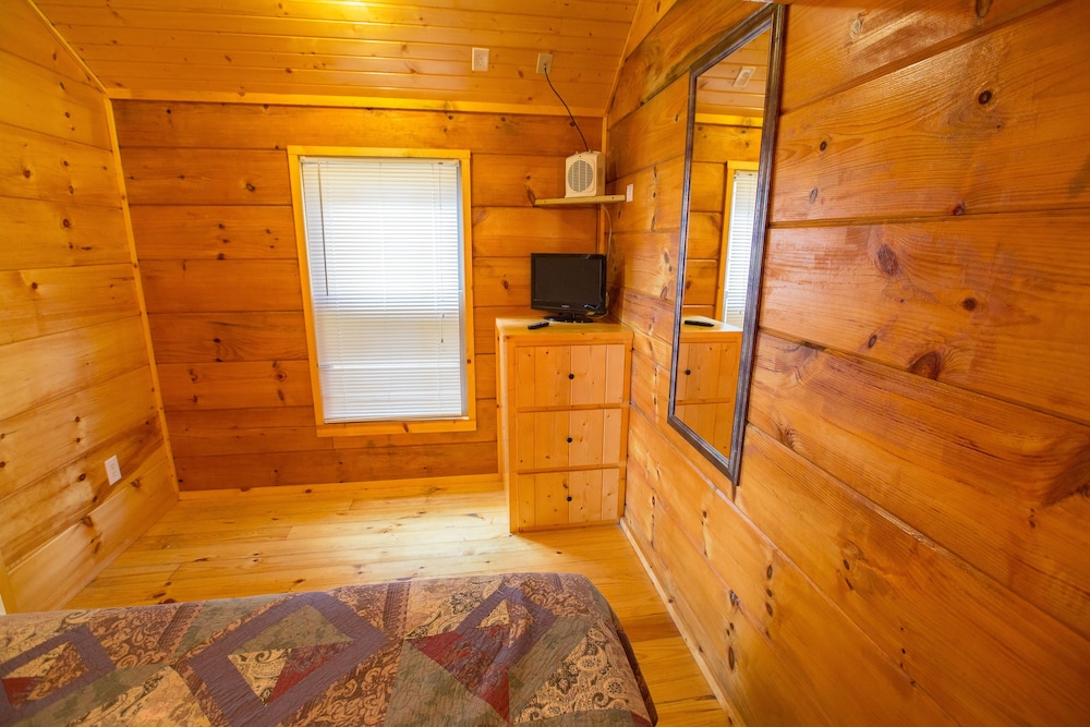 Edinboro Lake Resort Cabins - photo 9
