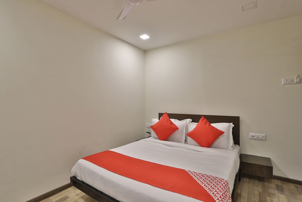 Oyo Flagship 30564 Ripple Mall — Surat