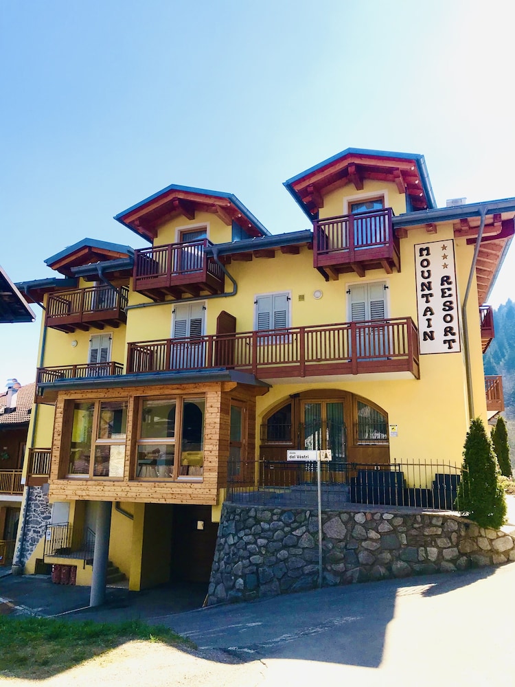 Hotel Garni Mountain Resort - carbon neutral hotel in Commezzadura