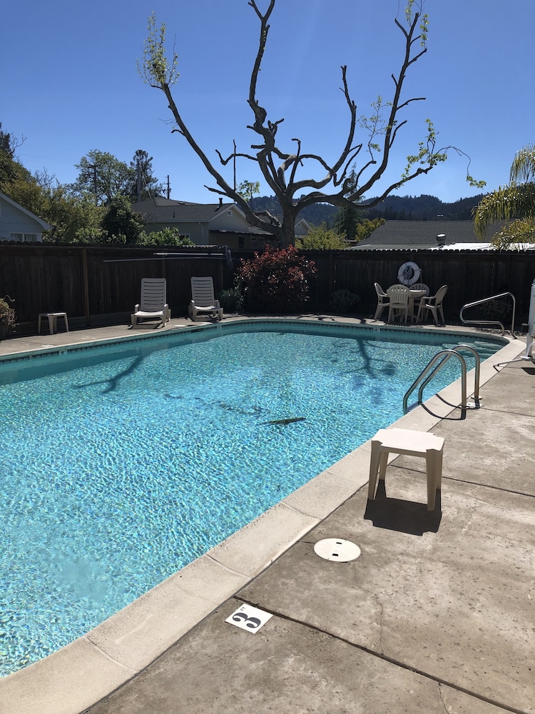 Cloverdale Wine Country Inn & Suites - photo 32