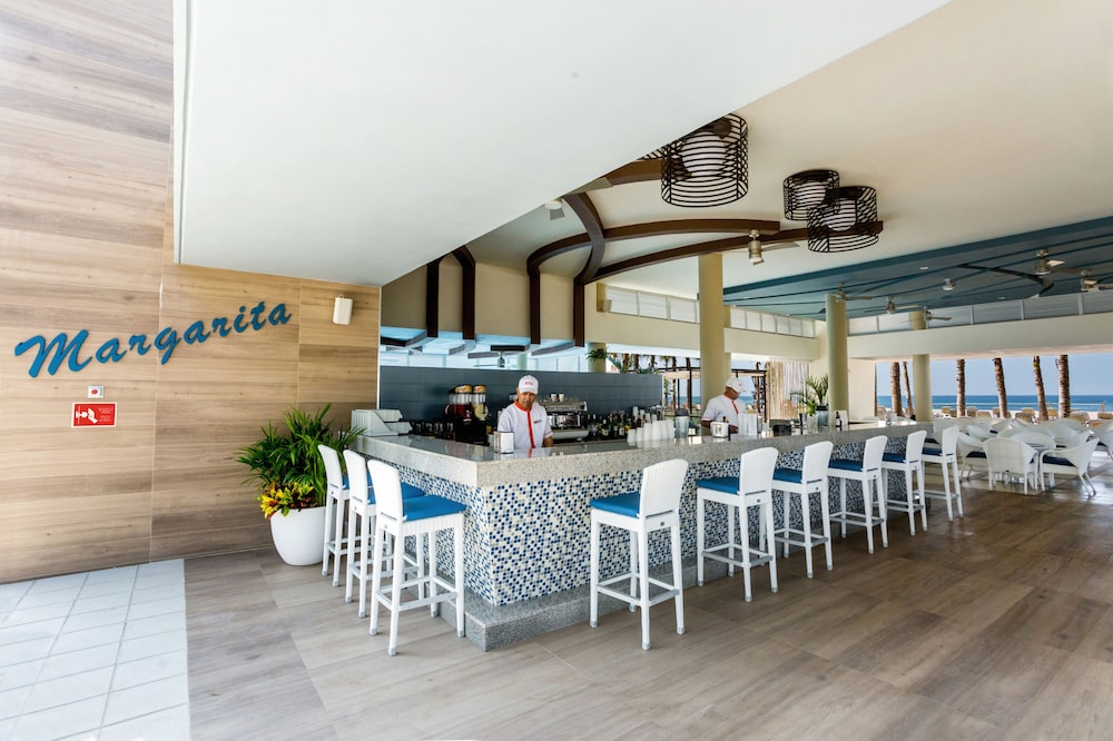 Poolside bar