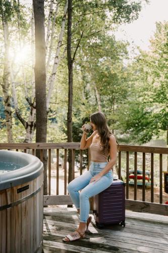 Treehouse Duo Lakefront 2 Private Hot Tubs 21994273 — Belgrade
