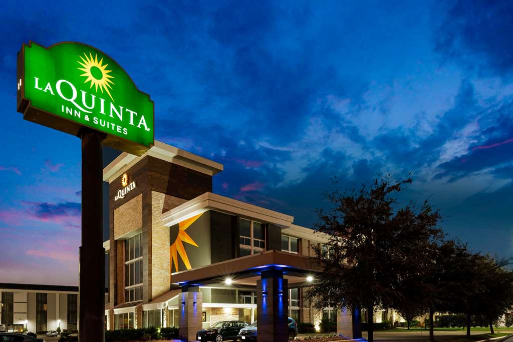 La Quinta Inn & Suites by Wyndham Dallas I 35 Walnut Hill Ln - photo 4