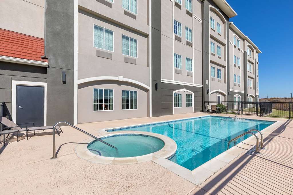 La Quinta Inn & Suites by Wyndham Fort Worth Lake Worth - photo 6