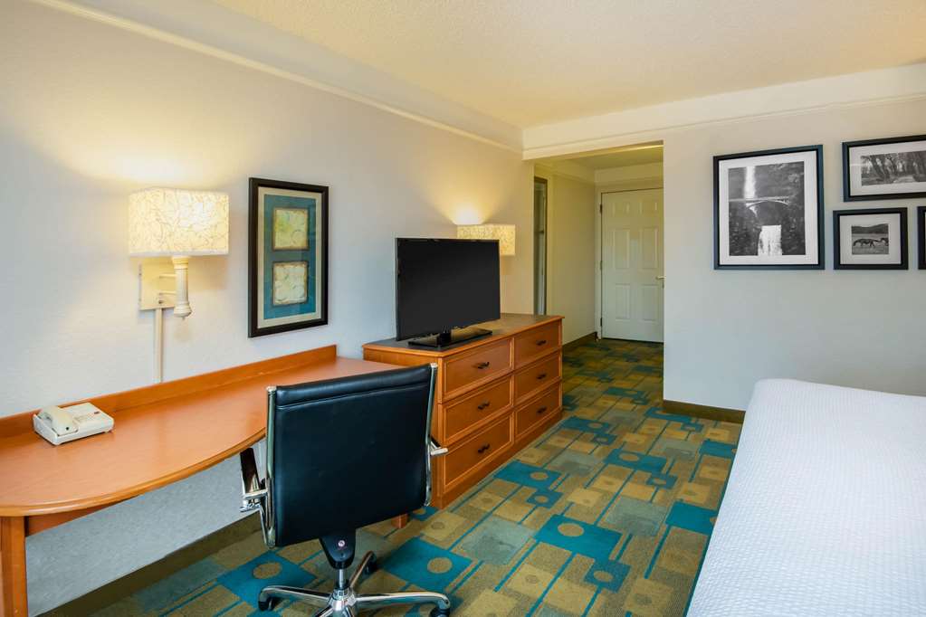 La Quinta Inn & Suites by Wyndham Colorado Springs South AP - photo 32