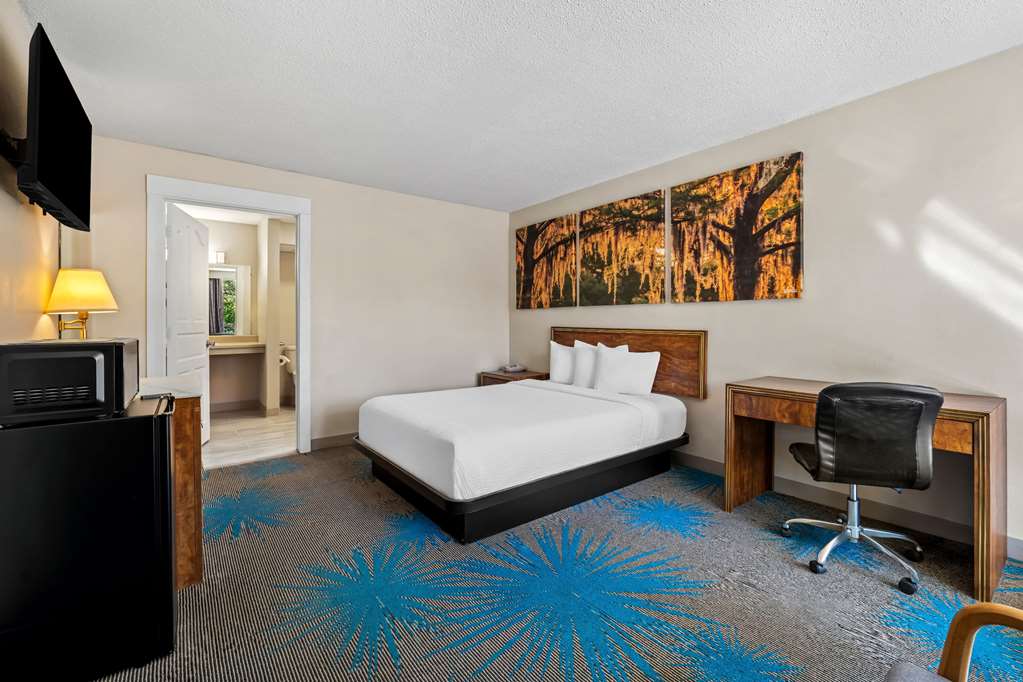 Days Inn by Wyndham Dubuque - photo 18