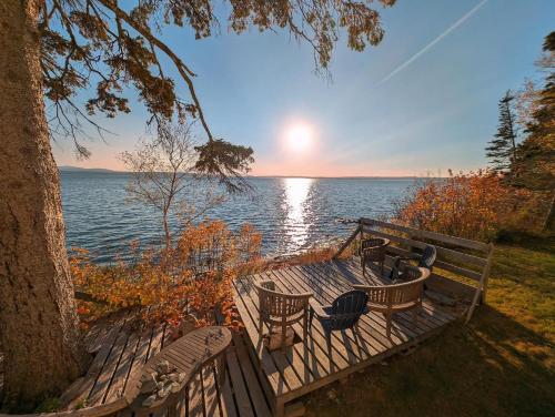 Crosby Waterfront Cottage sleeps 8 family beach 1dog Acadia — 4-Star Luxury Hotel in Hancock, United States