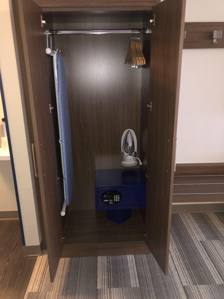 Holiday Inn Express & Suites Madison West Middleton - photo 21