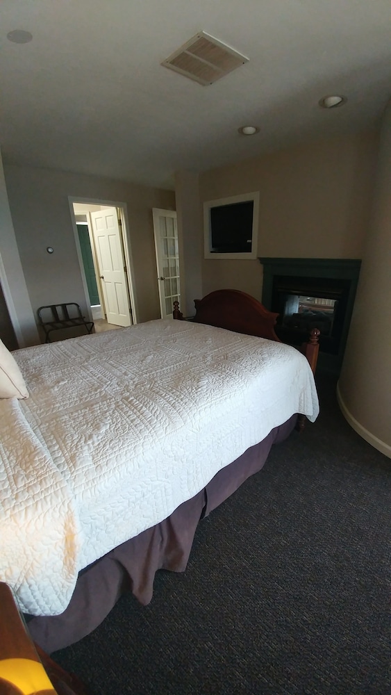 Snug Harbor Inn - photo 8