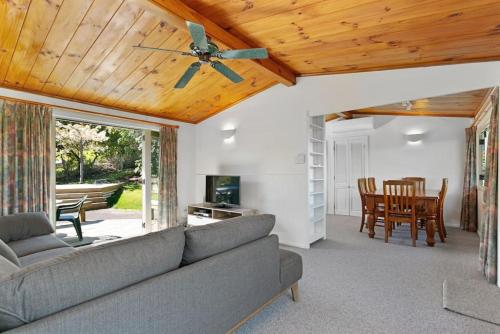 Bellbird Cottage With Lake and Mountain Views — 4-Star Luxury Hotel in Taupo, New Zealand