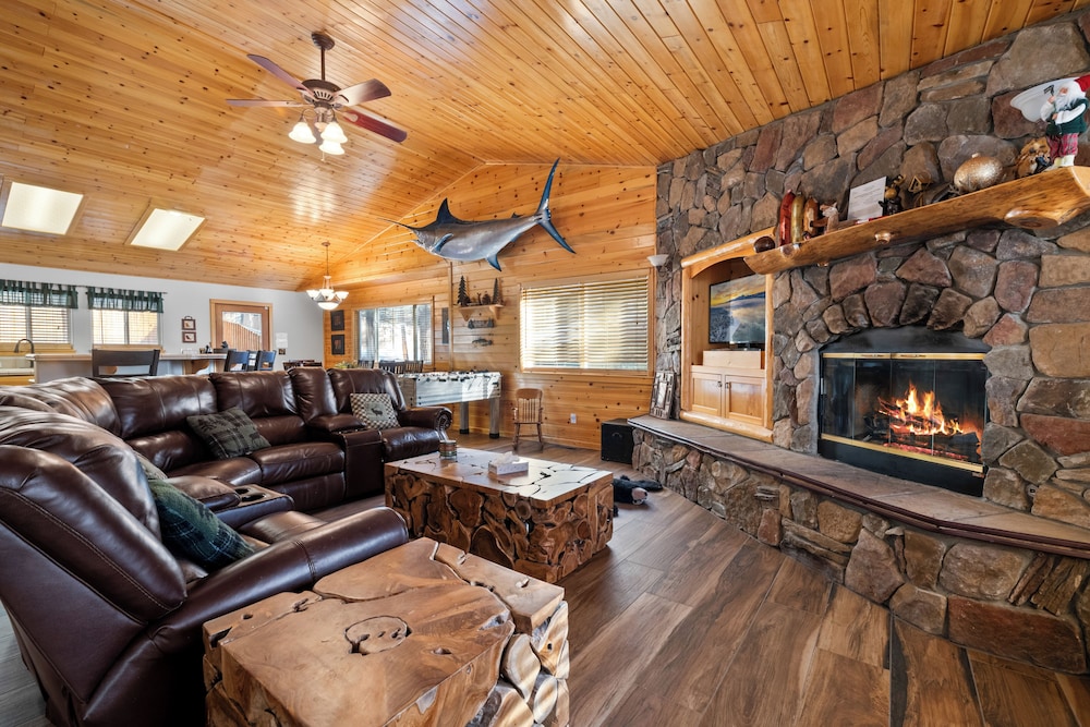 Big Bear Getaway Log Cabin Hot Tub Foosball Deck Barbecue — 4-Star Luxury Hotel in Big Bear City, United States