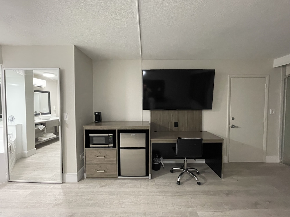 Quality Inn & Suites Airport Cruise Port Hollywood - photo 13