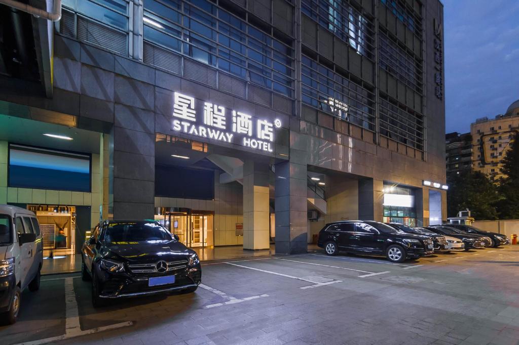 Atour Hotel Wuhan Hanxiyi Road Subway Station — 4-Star Luxury Hotel in Wuhan, People's Republic of China