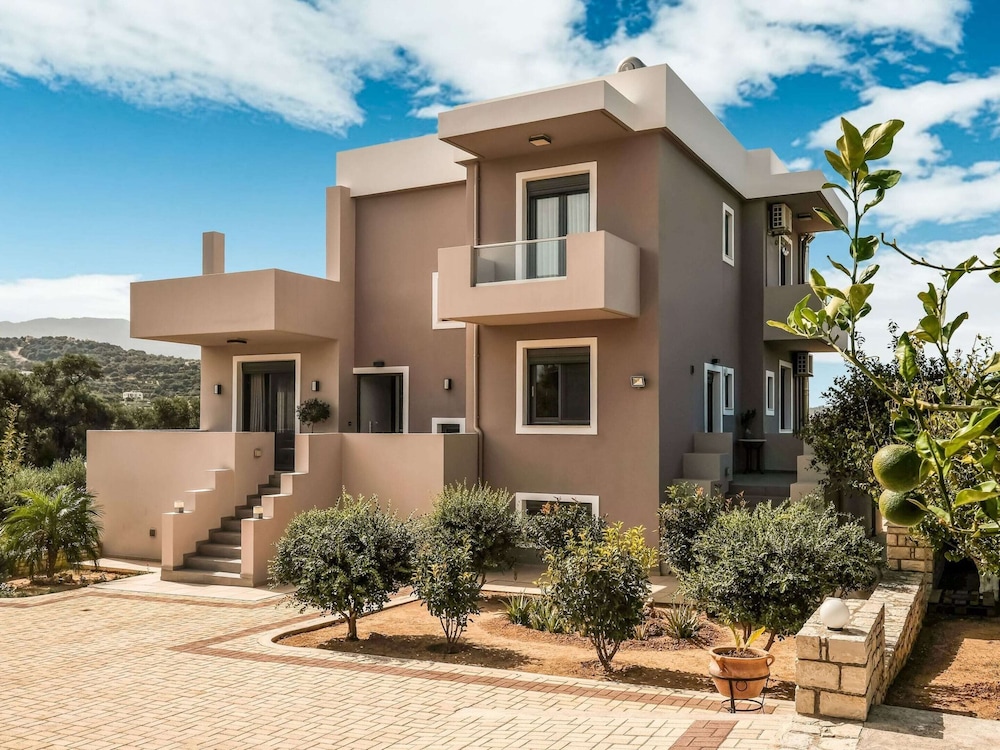 Beautiful new Large House Private Pool Near Beach at Rethymno NW Coast Rethymno — 4-Star Luxury Hotel in Rethymno, Greece