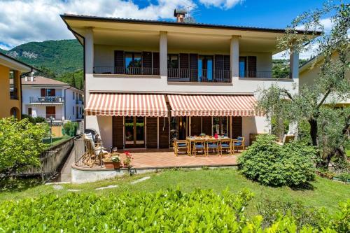 Villa Acqua Blu Gorgeous villa with ample garden — 4-Star Luxury Hotel in Toscolano Maderno, Italy