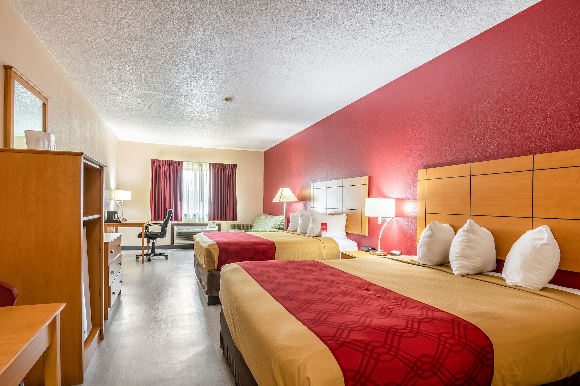 Econo Lodge at Wanamaker - photo 5