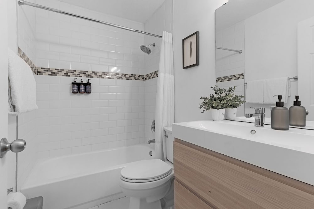 7BD Downtown Oasis Pool - carbon neutral hotel in Miami