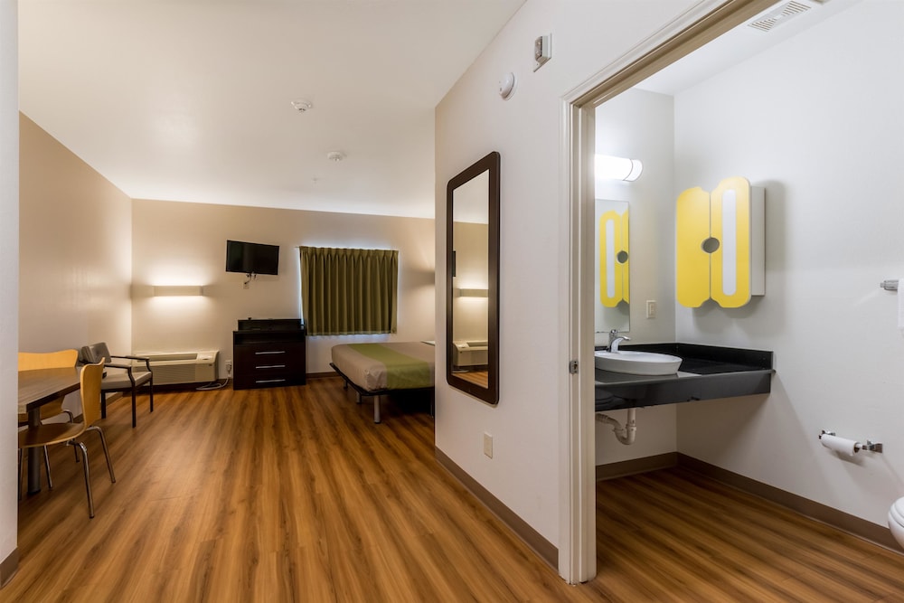 Super 8 by Wyndham Kenedy - photo 10