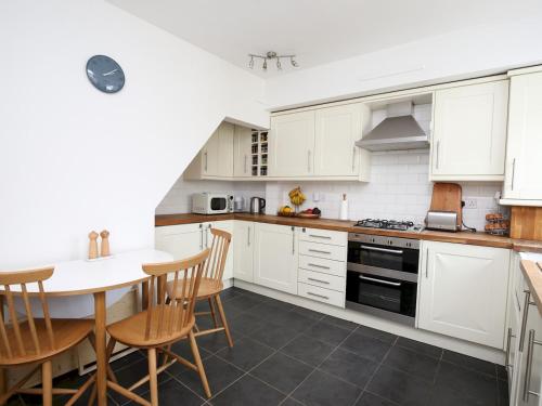 Sunny Victorian 2BR Townhouse Oxford Pass the Keys — 4-Star Luxury Hotel in Oxford, United Kingdom