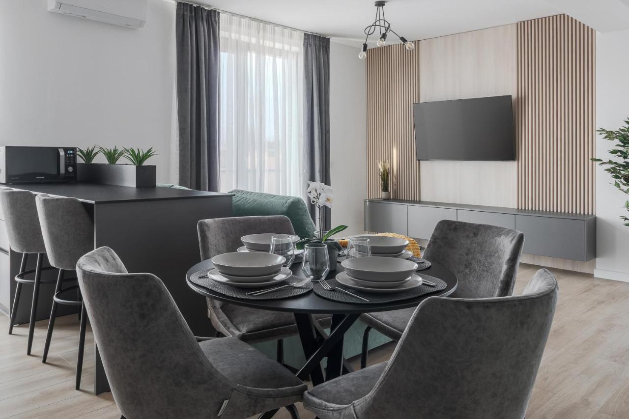 Chic Grey Escape Central Free Parking Self Check In — 4-Star Luxury Hotel in Oradea, Romania