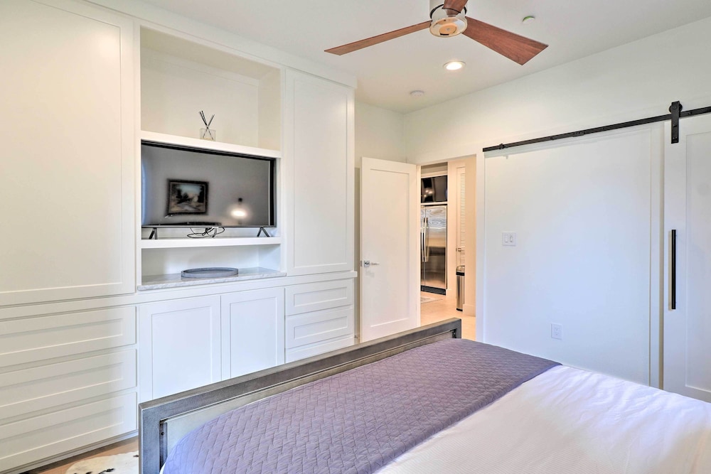 Lake LBJ Condo with Balcony and Shared Boat Docks — 4-Star Luxury Hotel in Horseshoe Bay, United States