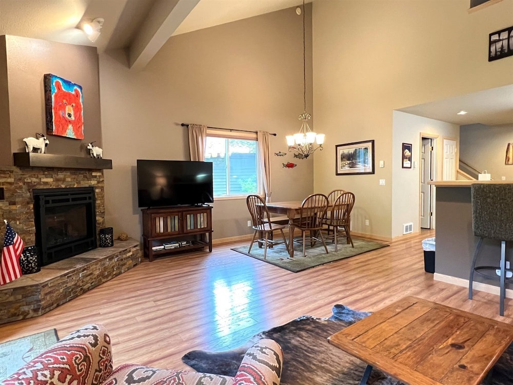 Mountain Harbor #208 2 Bedroom Condo — 4-Star Luxury Hotel in Whitefish, United States