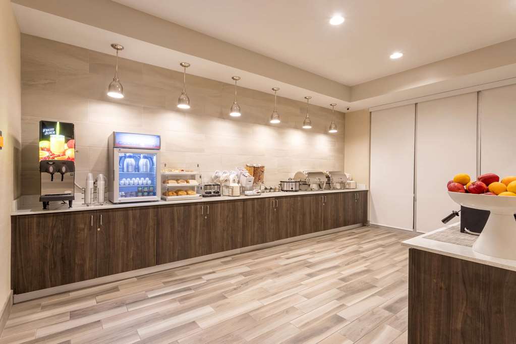 La Quinta Inn & Suites by Wyndham Bloomington - photo 34