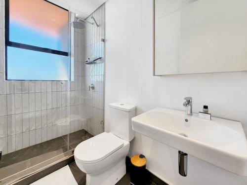 Sea Point Modern 2 Bed with Ocean Mountain Views