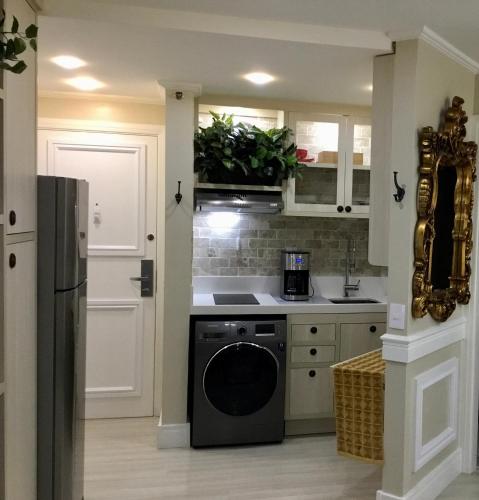 Moema Times Square SP Wi Fi 5G Home Office Kitchen 50 TV & Free Laundry Monthly Rate Available — 4-Star Luxury Hotel in Sao Paulo, Brasil
