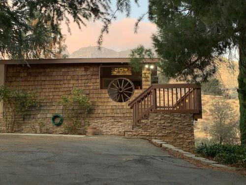 Tillie Creek Retreat: a Creekside Oasis — hotel in Wofford Heights