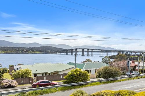 Panorama Bridge Views - carbon neutral hotel in Unknown City