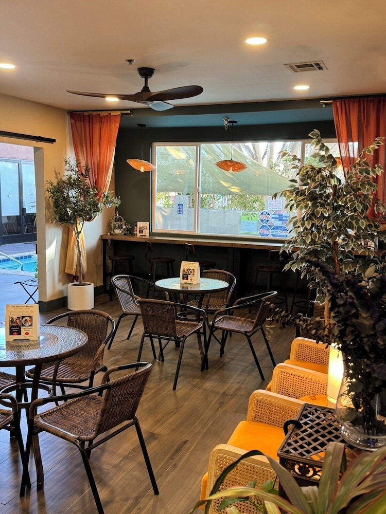 GreenTree Inn & Suites Alhambra - photo 11