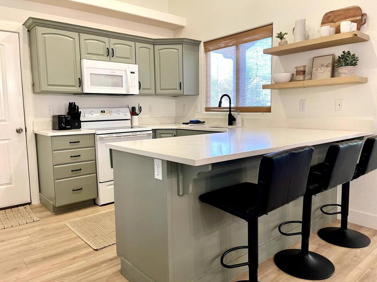 Newly Remodeled Getaway Near Zion National Park — hotel in Laverkin