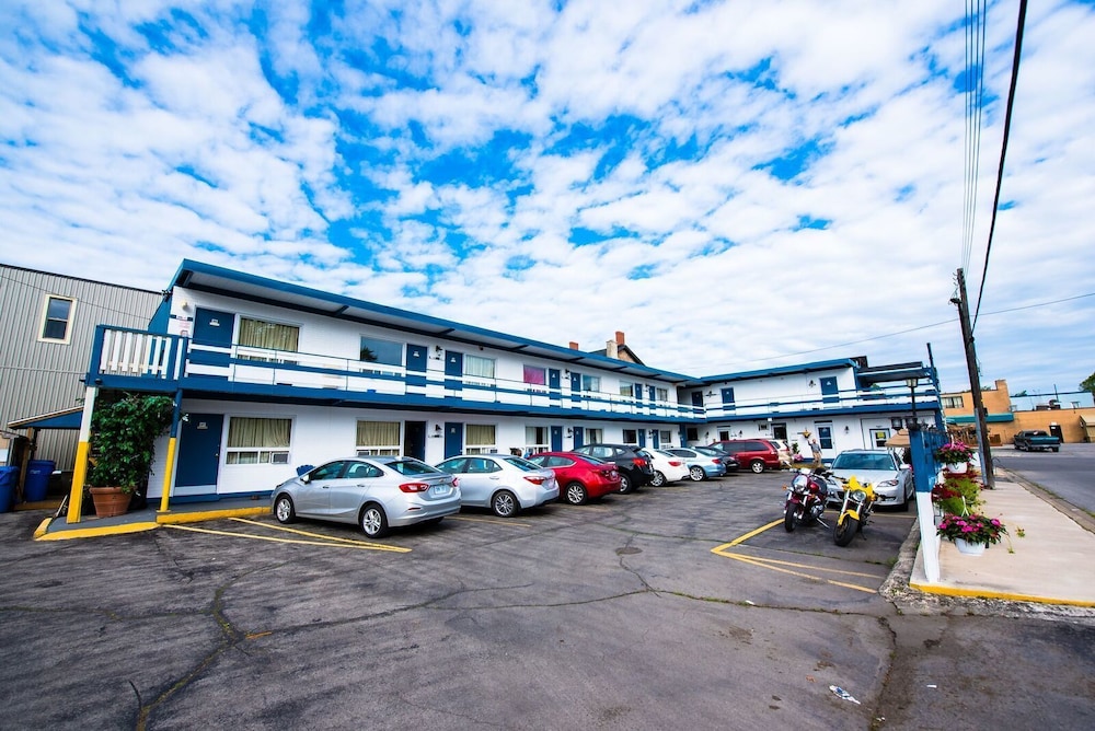 Niagara Parkway Court Motel in Niagara Falls, Canada