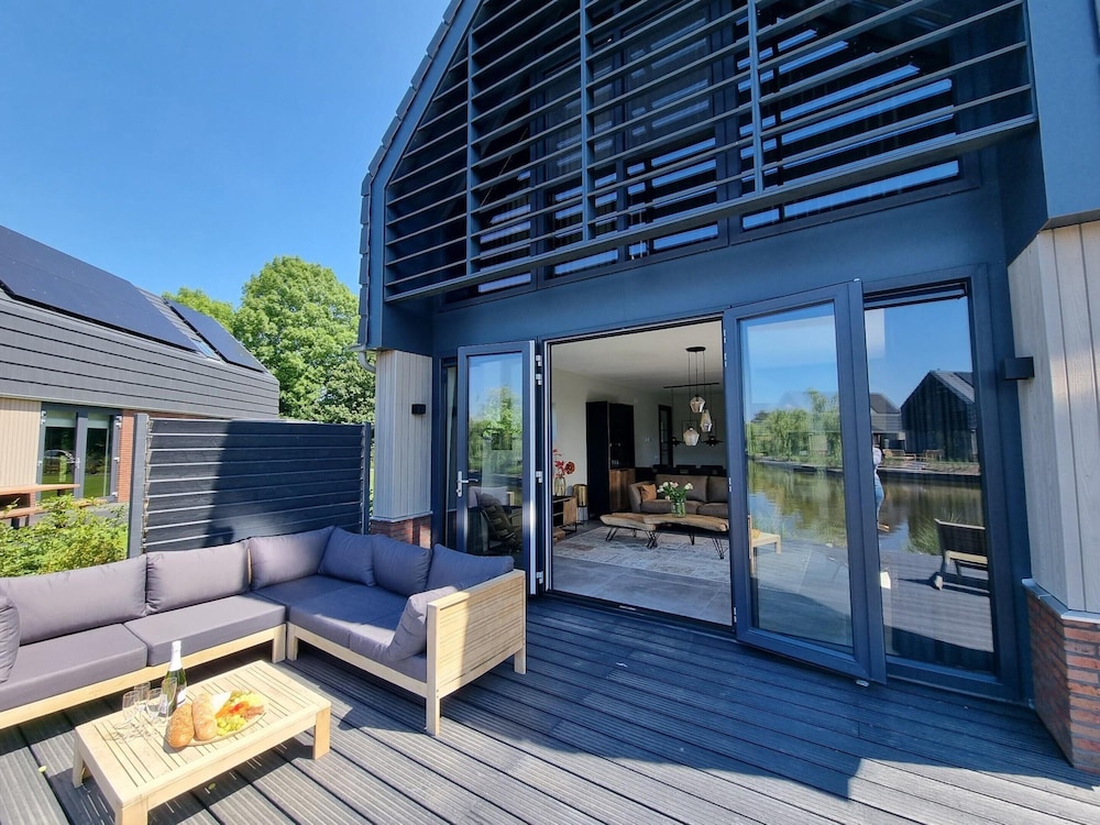 Water Villa in Balk by Slotermeer Lake — 4-Star Luxury Hotel in Balk, Netherlands