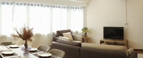 3BR in China Town Rare to find 2 mins from MRT train