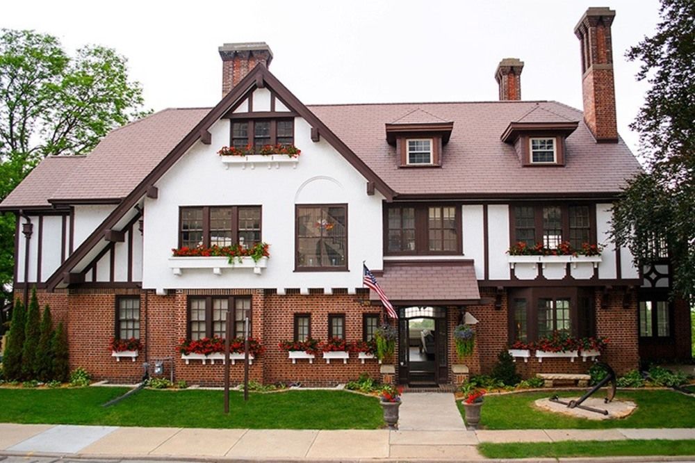 Lochnaiar Inn — hotel in Racine