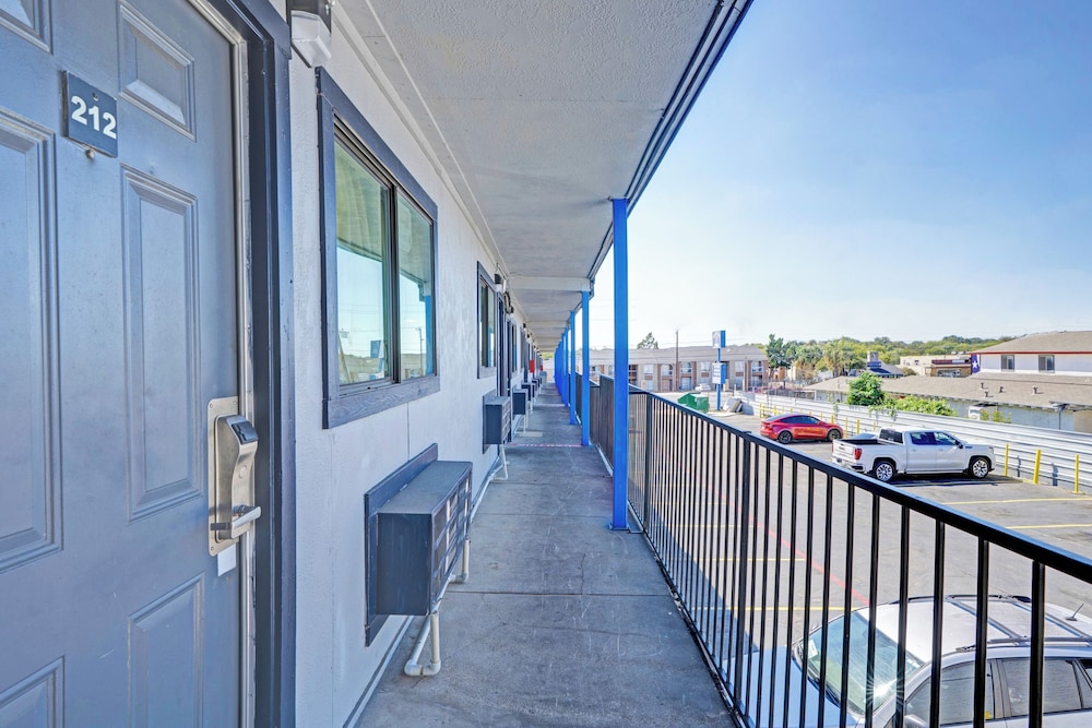 Super 7 Inn By OYO San Antonio NW Medical Center - photo 5