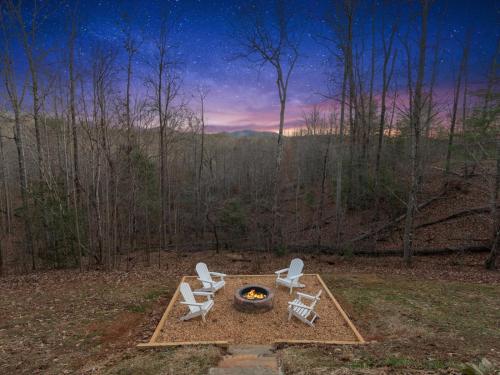 Rivendell Stunning Views Fireplace Hot Tub Billiards Table Outdoor Fire Pit Morganton Ga in Blue Ridge, United States