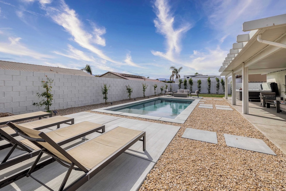 Montego by Avantstay Private Yard w Pool & Hot Tub - photo 32