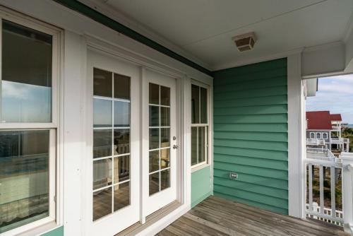 Emerald Breeze by Oak Island Accommodations - photo 3
