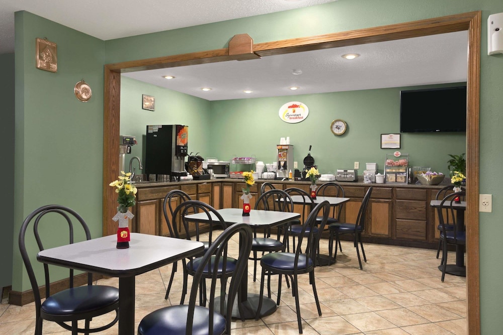 Super 8 by Wyndham Russellville - photo 13