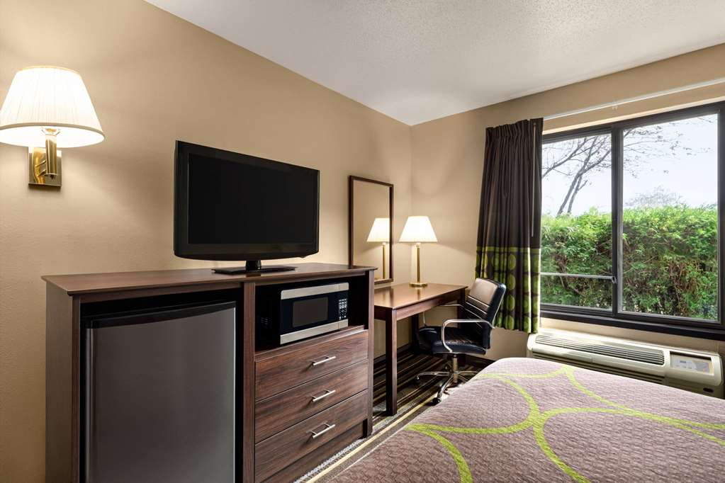 Super 8 by Wyndham Germantown Milwaukee - photo 12