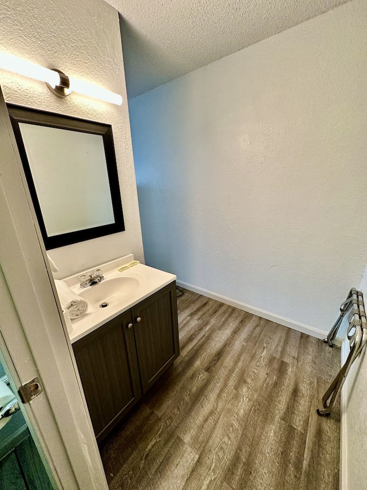 Ozark Inn & Suites - photo 11