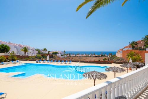 Seaviews 2x Bedroom Apartment in Sand Club Complex — 4-Star Luxury Hotel in San Miguel De Abona, Spain